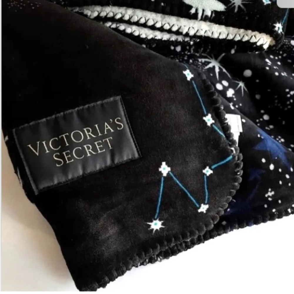 Rare & NWT Victoria’s Secret Galaxy Celestial Sherpa Throw Blanket - Picture 5 of 12